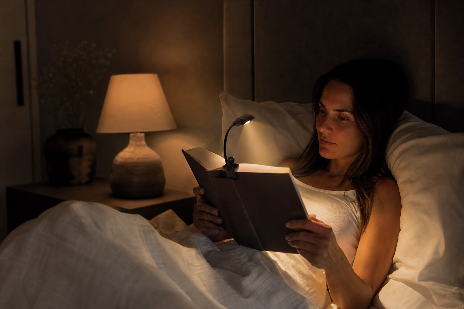 Book Light vs Bedside Lamp: Which Is Better for Night Reading?